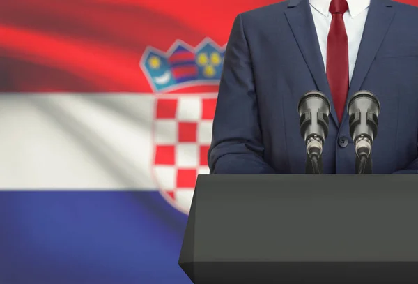 Geschäftsmann oder Politiker Redebeitrag von hinten eine Kanzel mit Nationalflagge auf Hintergrund - Kroatien — Stockfoto