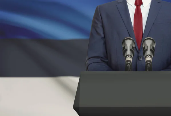 Uomo d'affari o politico fa discorso da dietro un pulpito con la bandiera nazionale sulla priorità bassa - Estonia — Foto Stock