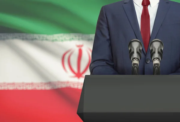商人或政治家发表的演讲，从讲坛与国旗背景-伊朗 — 图库照片