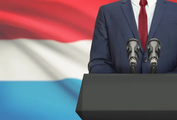 商人或政治家发表的演讲，从讲坛与国旗背景-卢森堡 — 图库照片