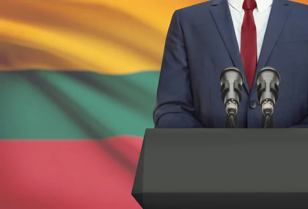 실업가 또는 정치가 배경-리투아니아에 국기와 설 교 뒤 음성 만들기 — 스톡 사진