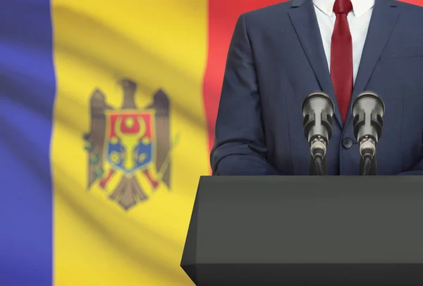 Geschäftsmann oder Politiker Redebeitrag von hinten eine Kanzel mit Nationalflagge auf Hintergrund - Moldawien — Stockfoto