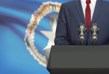 İşadamı veya arka plan üzerinde - Kuzey Mariana Adaları ulusal bayrak ile bir minber arkasından konuşma yapma politikacı
