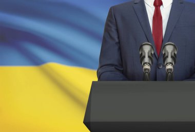 İşadamı veya arka plan üzerinde - Ukrayna ulusal bayrak ile bir minber arkasından konuşma yapma politikacı