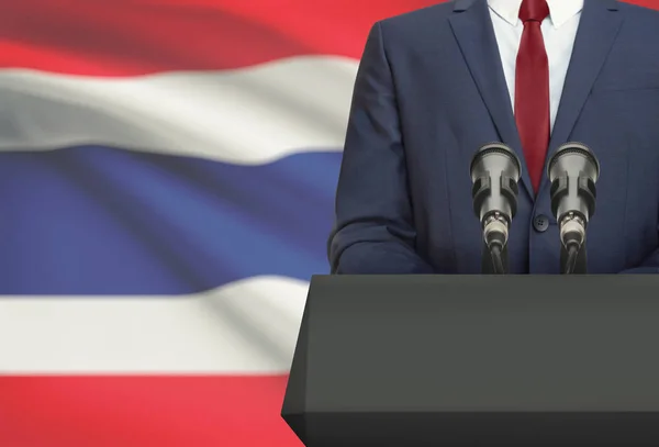 商人或政治家发表的演讲，从讲坛与国旗背景-泰国 — 图库照片