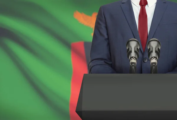 商人或政治家发表的演讲，从讲坛与国旗背景-赞比亚 — 图库照片
