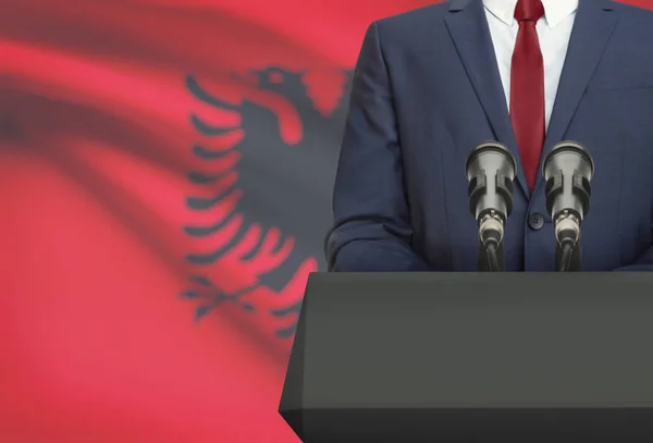商人或政治家发表的演讲，从讲坛与国旗背景-阿尔巴尼亚 — 图库照片