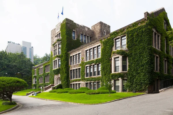 Main historical and administrative building of Yonsei University - Seoul, South Korea — Stock Photo, Image