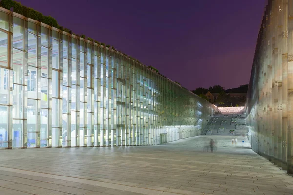 Tir de nuit du métro bibliothèque d’Ewha Womans University - Séoul, Corée du Sud — Photo