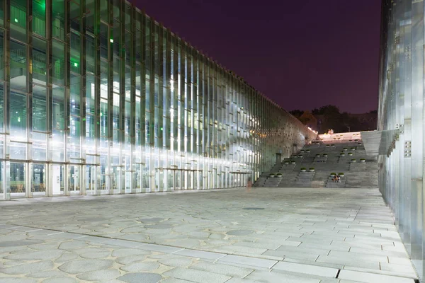 Colpo di notte della biblioteca metropolitana di Ewha Womans University - Seoul, Corea del sud — Foto Stock