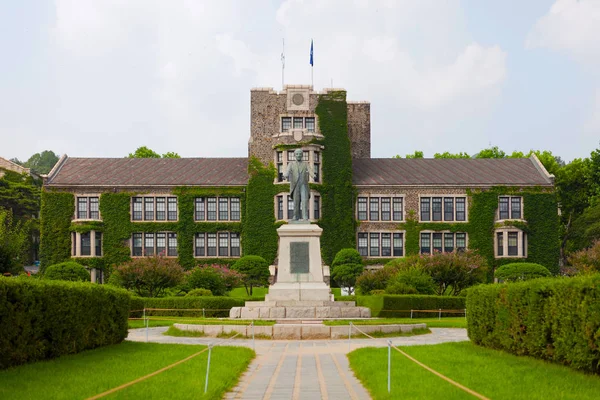 Edificio principal histórico y administrativo de la prestigiosa Universidad de Yonsei - Seúl, Corea del sur Imagen de archivo