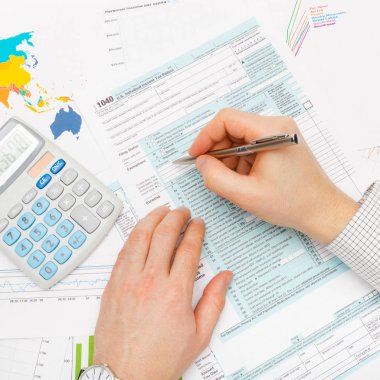 İş adamı 1040 doldurarak bize vergi formu bu sol el - yanında hesap makinesiyle kapatın vurdu studio