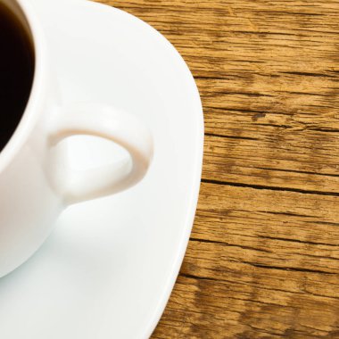 Stüdyo çekim eski rustik masada bir fincan kahve kapatmak