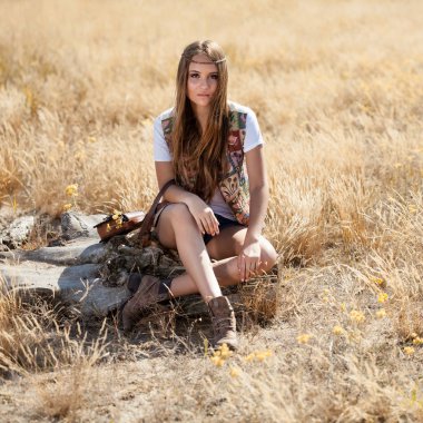 Güzel model oturan bir güdük bir alanda açık havada vurdu güneş doğarken-