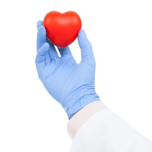 Lékařství a zdravotní symboly - lékař drží srdce hračku na bílém pozadí — Stock fotografie