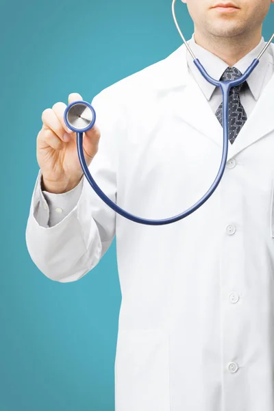 Медицина, здравоохранение и все вещи связаны - доктор холдинг стетоскоп на светло-синем фоне — стоковое фото