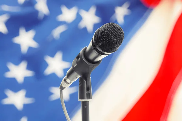 Microphone sur stand avec le drapeau des Usa sur le fond. Image filtrée : Croix traitées effet vintage. — Photo