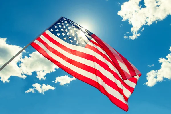 Bandera de Estados Unidos con las nubes - dispara al aire libre. Imagen filtrada: efecto vintage cruzado. — Foto de Stock