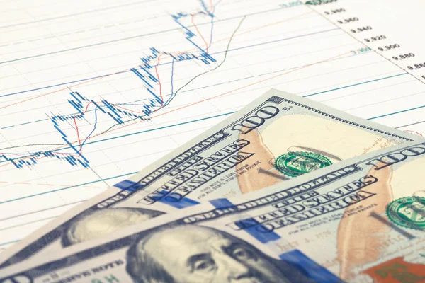 Stock market grafiek met 100 dollar biljet - close-up studio opname. Gefilterde afbeelding: Kruis verwerkt vintage effect. — Stockfoto