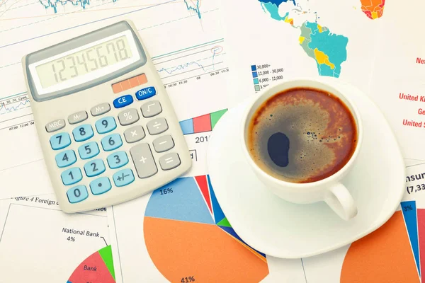 Calculadora en documentos financieros - estudio tiro y taza de café. Imagen filtrada: efecto vintage cruzado. —  Fotos de Stock