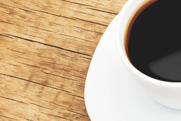 Kopje zwarte koffie op nette tafel - dicht omhoog studio opname. Gefilterde afbeelding: Kruis verwerkt vintage effect. — Stockfoto