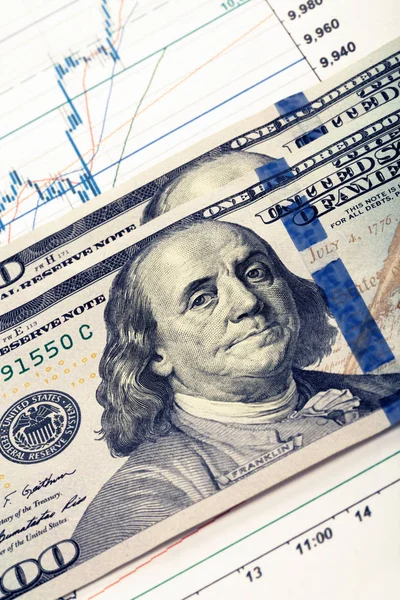 Hundert Usa-Dollar-Banknote über Börse Diagramm. Gefilterten Bild: gecrosst wird Vintage-Effekt. — Stockfoto