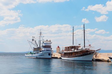 Küçük bir kasaba - Hırvatistan, limanda iki gemi Brac Adası