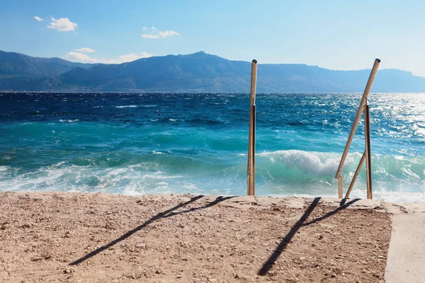 Metallleiter führt zu einem öffentlichen Kiesstrand - Kroatien, Insel Brac — Stockfoto