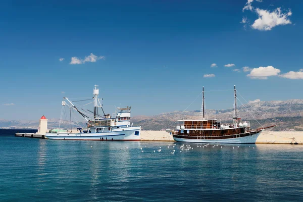 Два корабля в порту небольшого городка в дневное время - Хорватия, — стоковое фото