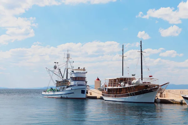 Two ships in the harbor of a small town - Croatia, island Brac — Stock Photo, Image