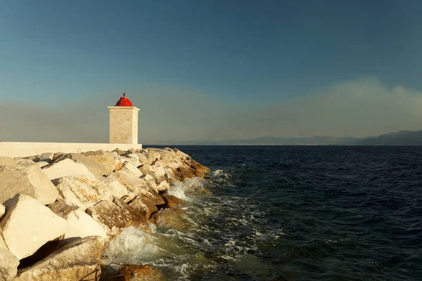 Farol no porto de uma de uma pequena cidade em um dia tempestuoso - — Fotografia de Stock