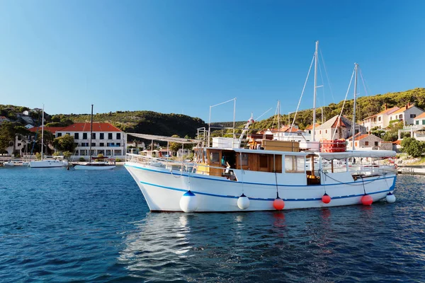 Barco turístico en el puerto de un pequeño pueblo de Postira - Croacia, isla de Brac — Foto de Stock