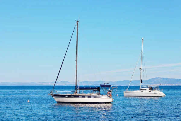 Yatchs amarrés dans le port, près d’une petite ville - Croatie, île de Brac — Photo