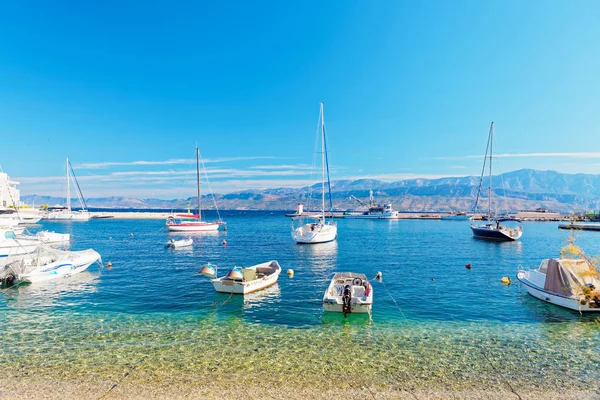 Los yates amarrados en el puerto de un pequeño pueblo de Postira - Croacia, isla de Brac — Foto de Stock