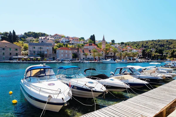 Yatchs and boats moored in the harbor of a small town Splitska - Croatia, island Brac — Stock Photo, Image