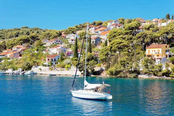 Yacht in de haven van een kleine stad Splitska - Kroatië, eiland Brac — Stockfoto