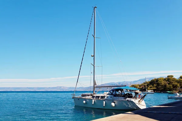 Yacht amarré dans le port, près d’une petite ville - Croatie, île de Brac — Photo