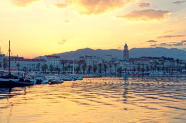 Şehir Split güneş doğarken deniz - Dalmaçya, Hırvatistan taraftan göster.