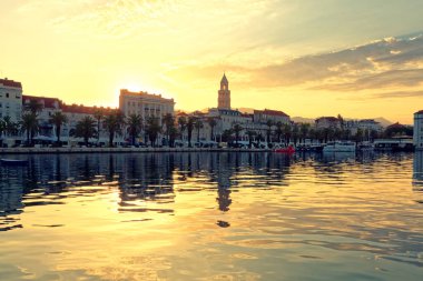 Split city üzerinde güneş doğarken deniz - Dalmaçya, Hırvatistan taraftan göster.