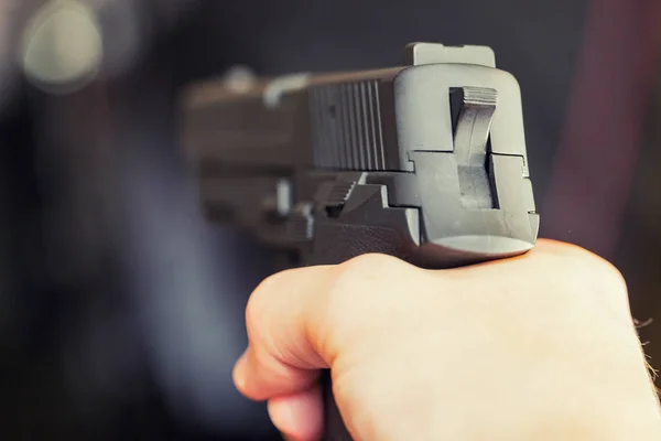 Человек Холдинг пистолет в руке и готовы использовать его — стоковое фото