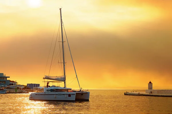 Yacht s’apprête à être amarré dans le port de Postira - Croatie, île de Brac — Photo