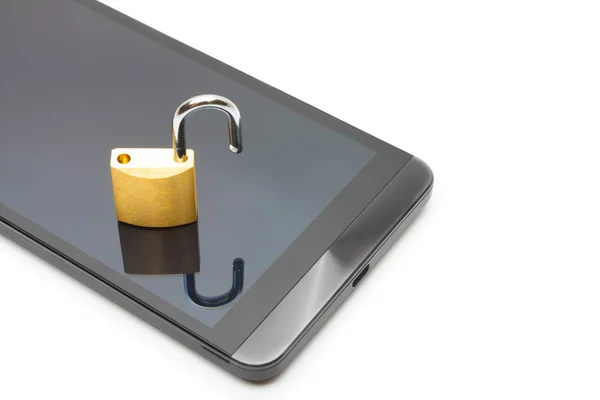 Smartphone con piccolo lucchetto nella posizione di sblocco sopra esso - concetto di protezione di dati — Foto Stock