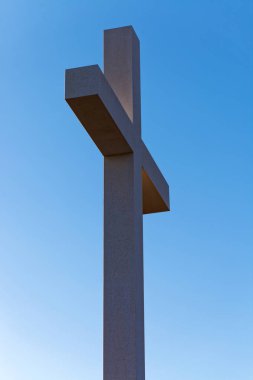 Açık gökyüzü ile Hıristiyanlığın sembolü olarak arka plan üzerinde çapraz