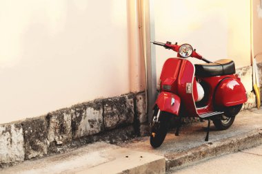 Vintage scooter bir bina duvara yakın park