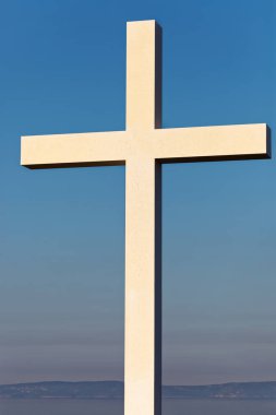 Arka plan üzerine açık mavi gökyüzü ile Hıristiyanlığın sembolü olarak çapraz