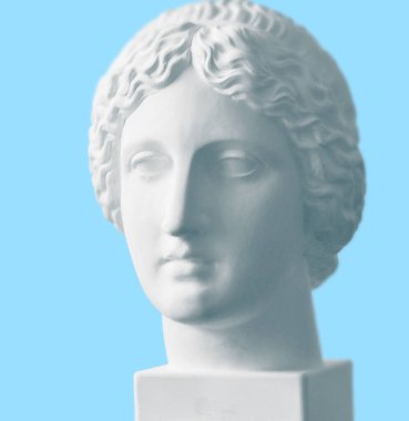 Arka planda Afrodit 'in alçı kafası var.