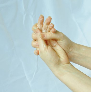 Kadınların elleri el kremiyle kaplıdır.