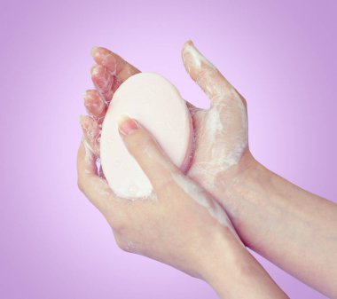 Pembe sabun kadın ellerinde.