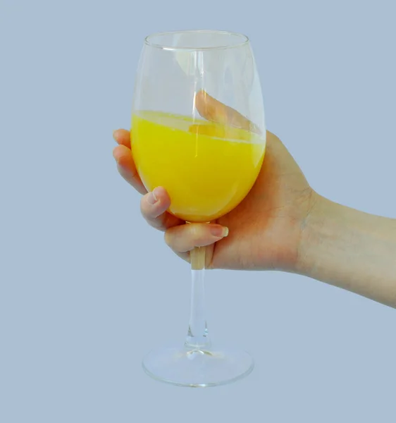 Main Féminine Tient Verre Avec Jus Orange — Photo