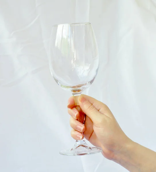 Weibliche Hand Hält Ein Glas Mit Orangensaft — Stockfoto